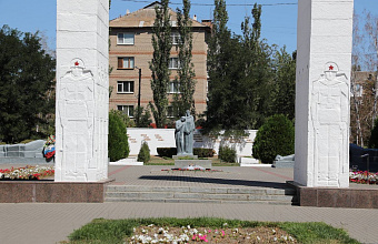 Делегация Дагестана возложила цветы к мемориалу «Братское кладбище» в Мелитополе