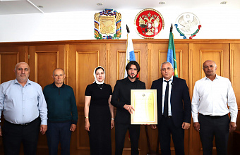 Главе Гергебильского района вручили благодарственное письмо за вклад в поддержку Центра «Добрые руки»