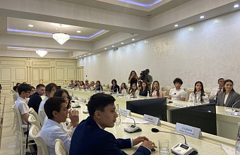 В Доме дружбы состоялось чествование школьников с особыми образовательными результатами