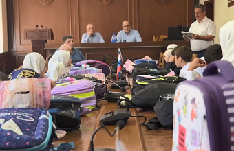 Дети участников СВО в Шамильском районе получили школьные наборы