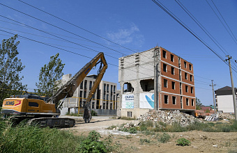 В Махачкале на улице 1-й Акгёльной сносится незаконно построенное многоэтажное здание