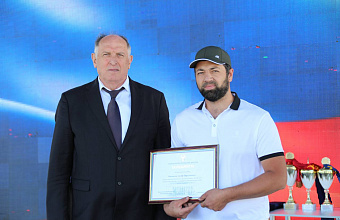 Абдулмуслим Абдулмуслимов наградил животноводов и аграриев Дагестана госнаградами