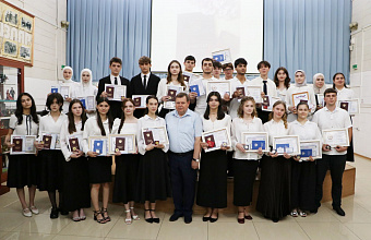 Мэр Кизляра вручил выпускникам 18 золотых и 15 серебряных медалей
