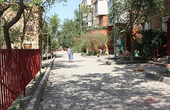 В Кизляре выполняются работы по благоустройству шести дворов и общественных территорий