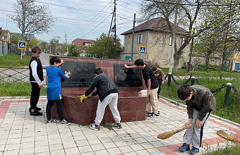 Воспитанники Избербашского детского дома привели в порядок памятники героев Отечества