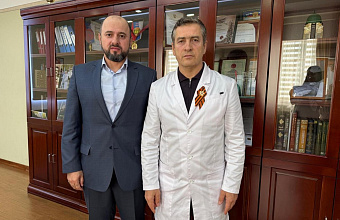 Главврач ГКБ Махачкалы Хаджимурад Малаев встретился с участником СВО Магомедом Сайгидахмедовым