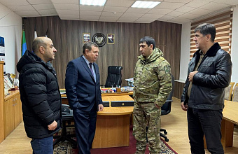 Мэр Кизляра встретился с боевым генерал-майором Азером Рамазановым