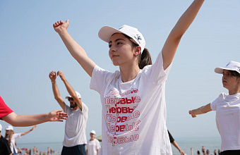 На городском пляже Махачкале прошла акция «Зарядка со стражем порядка»