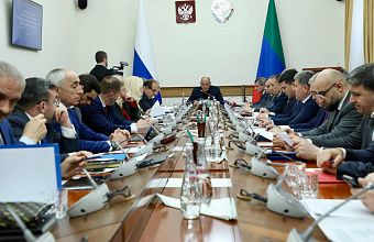 Абдулмуслим Абдулмуслимов проводит совещание о промежуточных результатах Послания Главы РД Народному Собранию