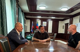 Глава Хасавюртовского района встретился с участником СВО