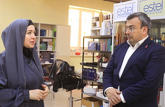 Министр труда Дагестана навестил вдову погибшего участника СВО и поддержал развитие ее бизнеса