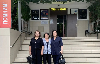 Сотрудники мэрии Кизляра идут голосовать отделами и семьями