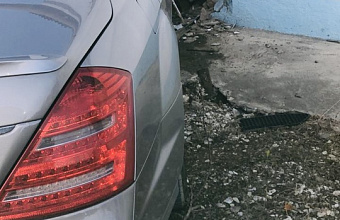 В Избербаше профсоюз помог техработнице больницы, в дом которой врезался автомобиль