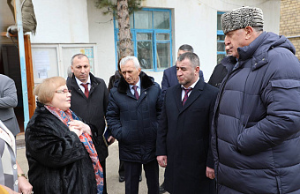 Абдулмуслим Абдулмуслимов осмотрел школу в Дагогнях, построенную в 30-х годах прошлого века