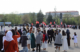 Буйнакск гордо пронес «Знамя Победы»