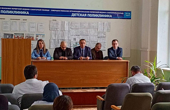 Абдурахман Махмудов посетил поликлинику в Каспийске в рамках рассмотрения обращений жителей