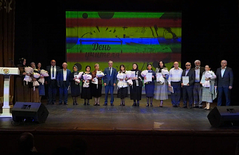 В Кумыкском театре наградили отличившихся учителей