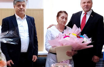 Сергей Меликов отметил Благодарственным письмом мать участников СВО из Гунибского района