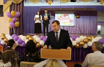 Мэр Кизляра Александр Шувалов поздравил выпускников на Последнем звонке в гимназии №6