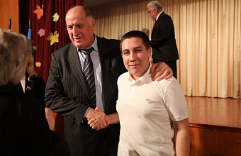 650 подарков для школьников луганской СОШ №18 привезли из Дагестана