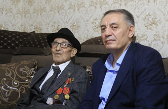 Абдурахман Махмудов и Магомедзагид Кихасуров поздравили с 95-летием ветерана Великой Отечественной войны Имина Магомедова