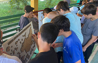 Молодогвардейцы в Дагестане в День флага РФ провели патриотическую акцию для детей и молодежи