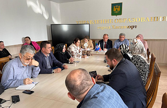 Ректор ДГМУ встретился с директорами школ Хасавюрта