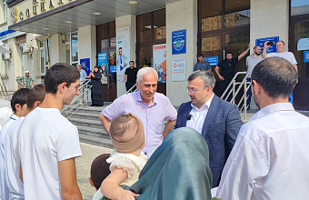 Министр труда Дагестана вручил ключи от «газелей» многодетным семьям