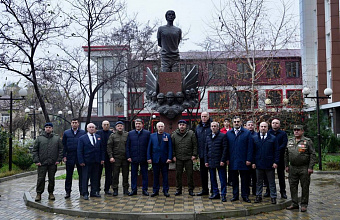Глава Махачкалы почтил память Героев Отечества