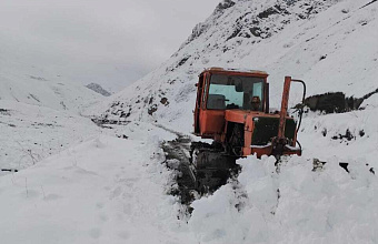 В Дагестане снегопад парализовал движение на двух горных дорогах