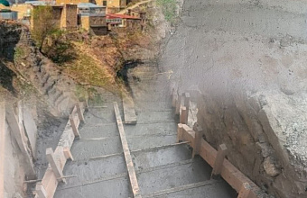 В Гунибском районе построили бетонную лестницу для матери участника СВО