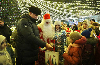 Премьер Дагестана в преддверии Нового года пообщался с местными жителями и вручил подарки