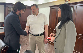 Главе Хасавюрта вручили награду Центра «Добрые руки» за вклад в поддержку детей-сирот