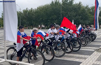 В Южно-Сухокумске прошел велопробег в честь Дня Государственного флага России