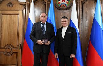 Глава ЛНР наградил премьер-министра Дагестана госнаградой за гуманитарную помощь