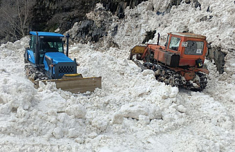 В Дагестане метель парализовала движение машин по двум горным перевалам