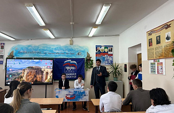 «Единая Россия» установила «Парты Героев» в одной из школ Избербаша