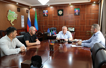 Глава Казбековского района вручил орден Мужества семье погибшего участника СВО