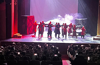 В Махачкале на сцене Кумыкского театра выступили дети участников СВО