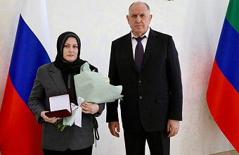 Супруга погибшего участника СВО, которая шьет одежду для бойцов, отмечена почетным знаком «За милосердие и благодеяние»