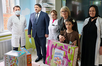 Депутат Госдумы РФ Джамаладин Гасанов привез подарки в отделение онкологии детской больницы