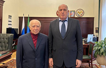 Абдулмуслим Абдулмуслимов поздравил Муху Алиева с 85-летним юбилеем