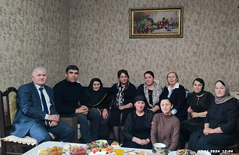 Общественники Дербентского района навестили мать героев-участников СВО