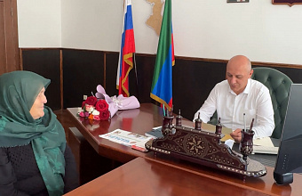 Глава Чародинского района вручил благодарственное письмо от Главы РД матери участника СВО