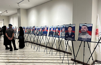 Выставка «Герои нашего времени», посвященная погибшим участникам СВО, открылась в Махачкале