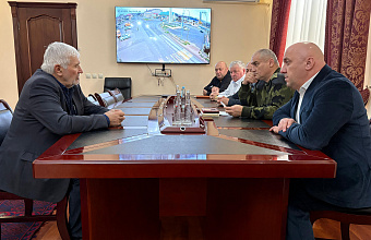 В Сергокалинском районе отцу погибшего участника СВО вручили награду сына