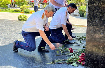 Церемония возложения цветов к памятнику Воину-освободителю состоялась в Махачкале