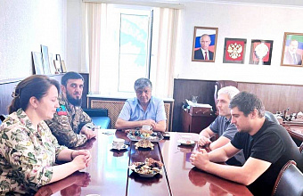 Глава Гунибского района Расул Гусейнов поздравил участника СВО с наградой