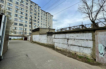 В Махачкале территорию школы «обложили» незаконными частными постройками