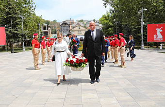 Абдулмуслим Абдулмуслимов и Инесса Короткевич возложили цветы к памятнику Воину-освободителю в Махачкале